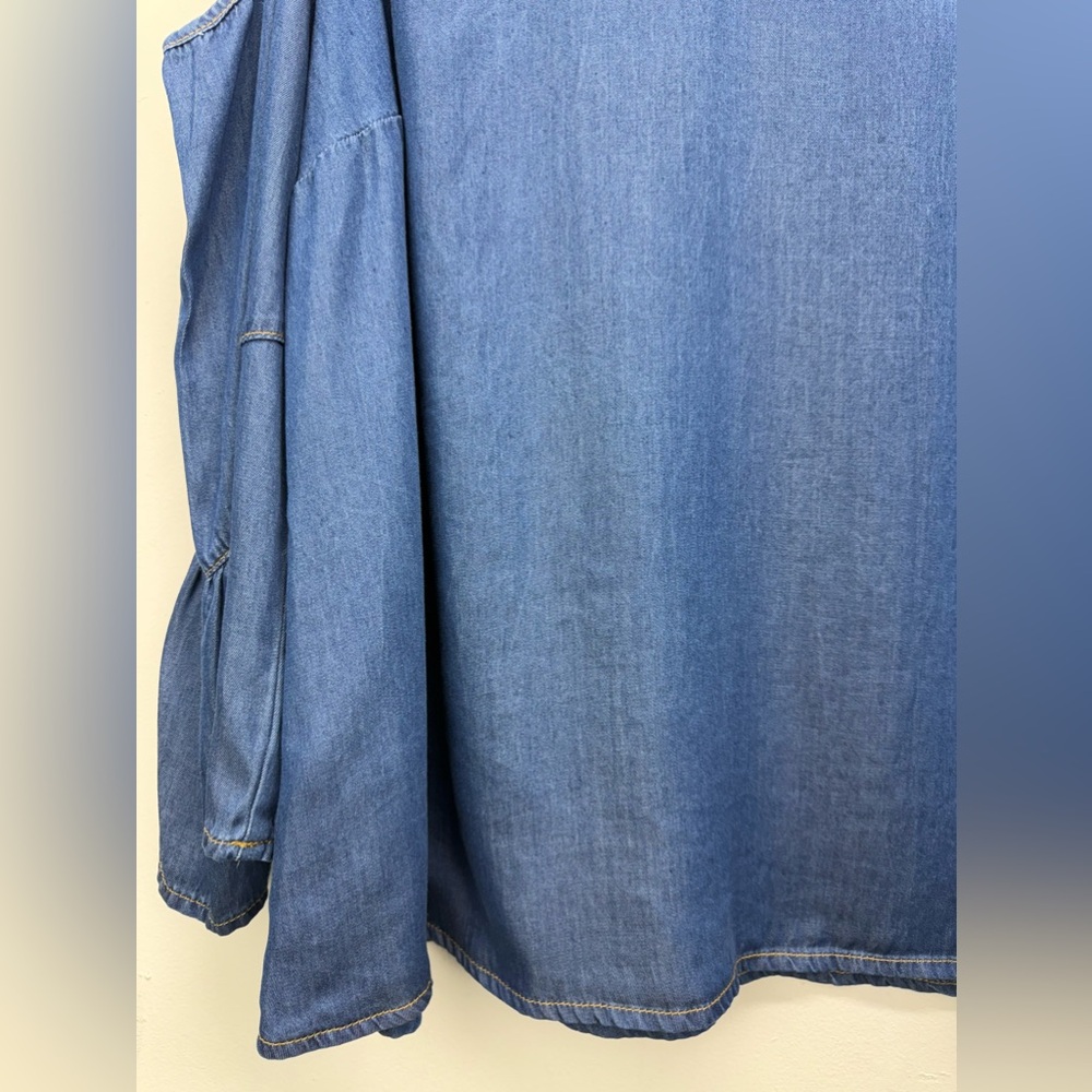 Cato size 18/20W Women’s Blue Denim Chambray Cold Shoulder V-neck Top - Picture 3 of 7